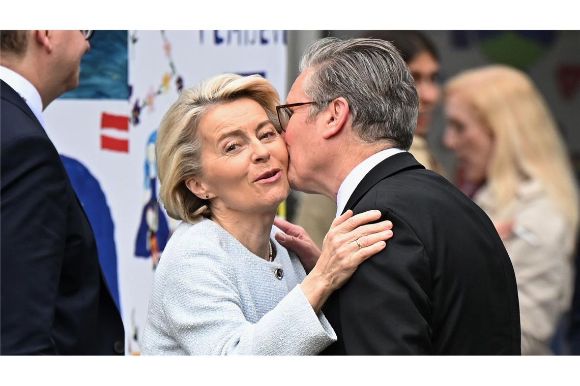 Bilder des Tages Herzliche Begrüßung: Der britische Premier Sir Keir Starmer un die Präsidentin der Europäischen Kommission Ursula von der Leyen vor ihrem bilateralen Treffen in Tirana