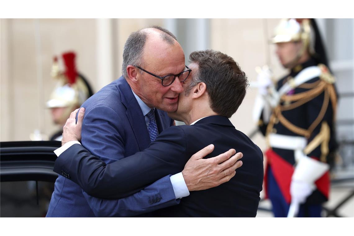 Herzliche Begrüßung von Frankreichs Präsident Emmanuel Macron für Bundeskanzler Friedrich Merz zu bilateralen Gesprächen vor einem Treffen westlicher Partner. Es ging um die Erstellung eines multinationalen Plans zur Sicherung der internationalen Schifffahrt nach dem Iran-Krieg.