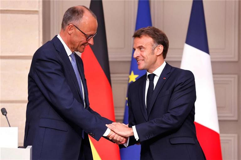 Herzliche Gesten: Friedrich Merz und Emmanuel Macron