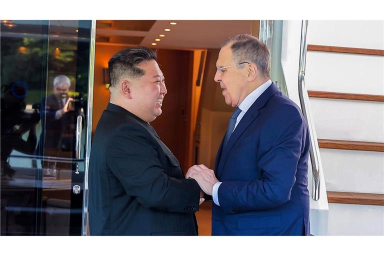 Herzliche Stimmung beim Treffen zwischen Kim und Lawrow.