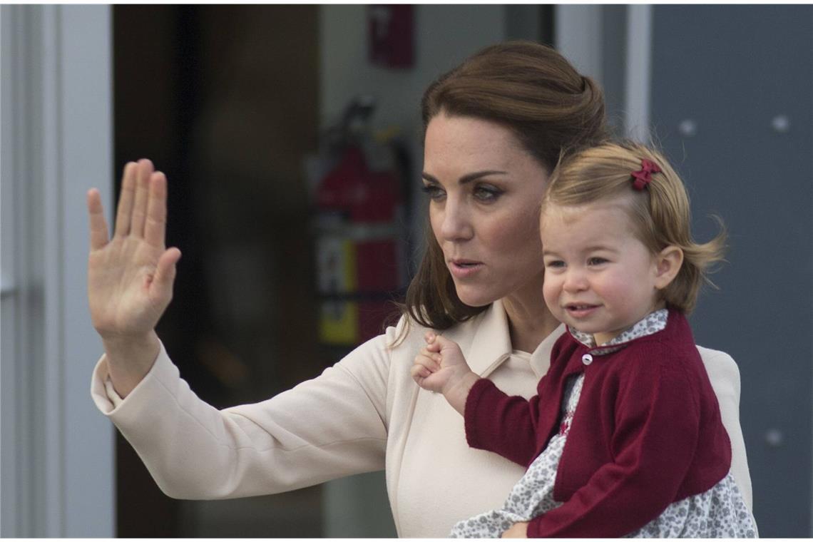 Herzogin Kate mit ihrer Tochter auf dem Arm. Hier ist Prinzessin Charlotte ein Jahr alt.