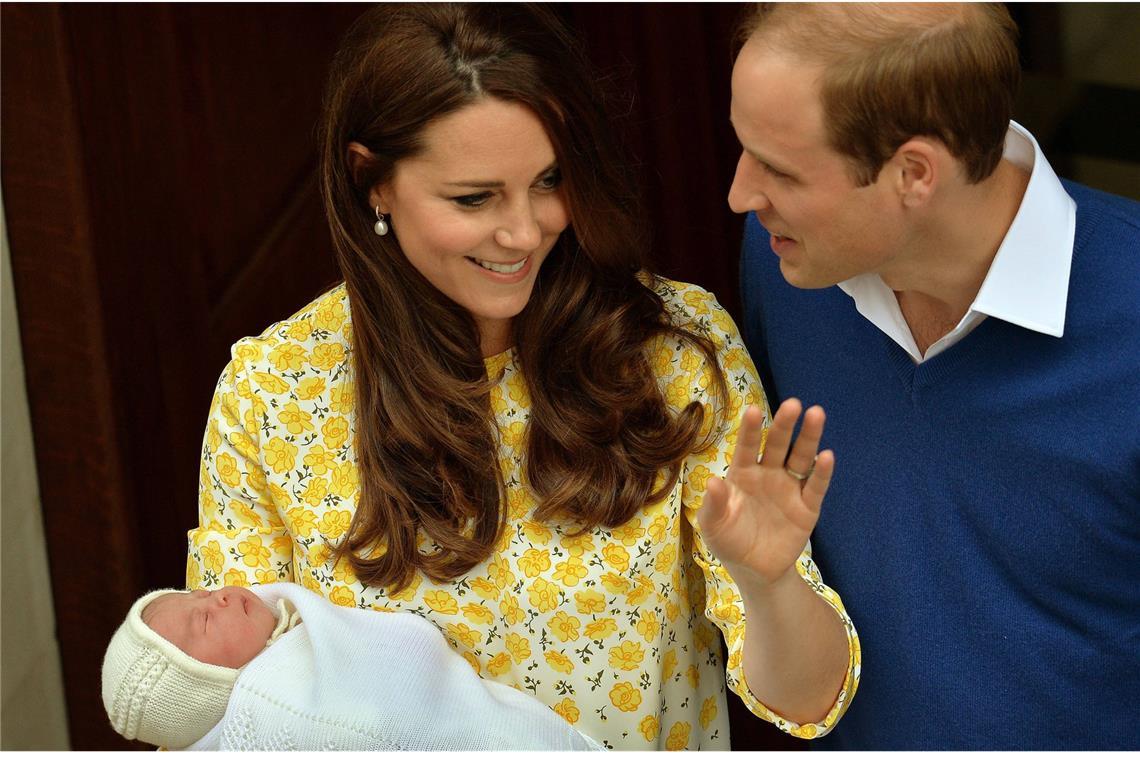 Herzogin Kate und Prinz William im Familienglück: Die kleine Prinzessin Charlotte schläft in den Armen ihrer Mutter.