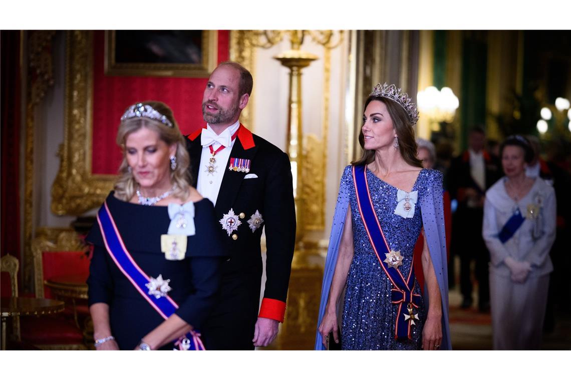 Herzogin Sophie, gefolgt von Prinz William im vollen Ornat und Prinzessin Kate in einer Cape-Robe von Jenny Packham.
