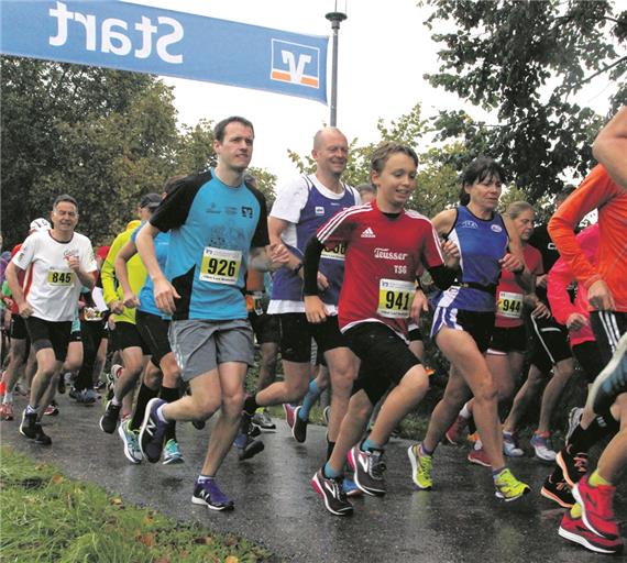 (hes). Das nächste Rennen des Laufcups Schwäbisch-Fränkischer Wald wird morgen in Neuhütten gestartet. Beim von der LG Steinknickle ausgerichteten Wettbewerb geht es um 10.30 Uhr über die Strecken über 10 und 5,5 Kilometer los. Start und Ziel sind bei der Burgfriedenhalle. Dort werden bis 30 Minuten vor dem Start noch Anmeldungen entgegengenommen. „Ich gehe beim Hauptlauf von 170 Teilnehmern aus“, sagt Klaus Siller vom Gastgeber LG Steinknickle Neuhütten. 95 Voranmeldungen liegen bereits vor. Die Strecke wird gegenüber den Vorjahren unverändert sein. Der Hauptlauf in Neuhütten ist das dritte Rennen des Laufcups Schwäbisch-Fränkischer Wald, der dann am 20. Oktober in Aspach abgeschlossen wird. Für den erstmals in Neuhütten angebotenen Lauf über 5,5 Kilometer für Einsteiger sind schon 32 Zusagen eingegangen. Foto: M. Fischer