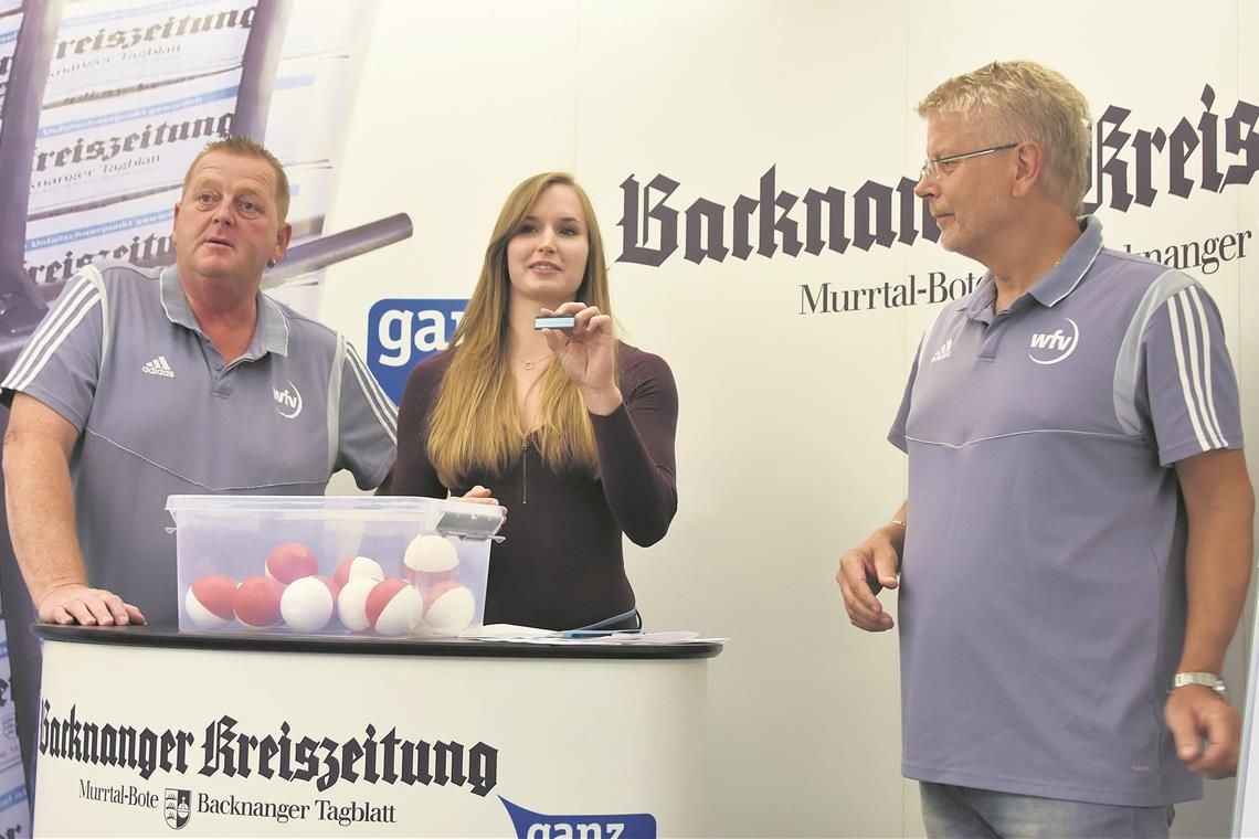 Viola Brand zieht interessante Fußballspiele (hes). Die Spiele des Achtelfinales im Fußball-Bezirkspokal wurden gestern Abend in den Räumen der Backnanger Kreiszeitung ausgelost. Kunstradfahrerin Viola Brand vom RSV Unterweissach zog unter Aufsicht des Fußball-Bezirksvorsitzenden Patrick Künzer (links) und des Bezirksspielleiters Ralph Rolli einige interessante Partien. Dies trifft auf die Begegnung zwischen der Spvgg Kleinaspach/Allmersbach (Kreisliga A2) und dem Bezirksligisten SV Allmersbach sowie auch auf das Bezirksliga-Duell zwischen dem SSV Steinach-Reichenbach und dem SV Unterweissach zu. Bezirksligist VfR Murrhardt muss beim TB Beinstein (Kreisliga B1) antreten. Außerdem spielen: SG Weinstadt II – Zrinski Waiblingen, SK Fichtenberg – SG Oppenweiler/Strümpfelbach, TSV Schwaikheim II – SV Remshalden, SC Urbach – SC Korb und TV Oeffingen II – KTSV Hößlinswart. Laut Rahmenterminplan sind die Begegnungen am Mittwoch, 16. Oktober, um 19.30 Uhr vorgesehen. Foto: T. Sellmaier