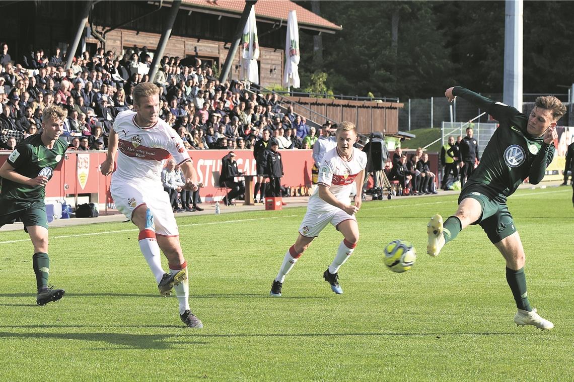 (hes). Ein torloses Unentschieden sahen die 1435 Zuschauer gestern Abend in der Mechatronik-Arena in Großaspach im Hinspiel des Halbfinales um die deutsche A-Jugend-Meisterschaft im Fußball. Dabei besaßen die Talente des VfB Stuttgart im Match gegen den VfL Wolfsburg die besseren Torchancen. Alleine Eric Hottmann (Zweiter von links) hätte die Stuttgarter in der ersten Halbzeit in Führung bringen können. Nach dem Seitenwechsel vergab Leon Dajaku (71.) eine Riesenmöglichkeit. Somit ist beim Rückspiel, das am Montag, 20. Mai, um 17 Uhr in Wolfsburg angepfiffen wird, noch alles offen. Foto: T. Sellmaier