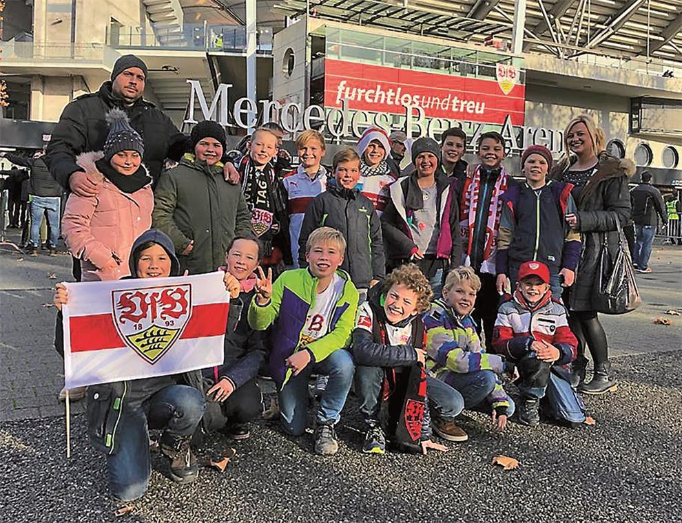 (hes). Große Freude gab es bei den Schülern der Klasse 4a der Hörschbachschule Murrhardt des Schuljahres 2017/2018. Sie hatten das WM-Tippspiel der Backnanger Kreiszeitung gewonnen und durften sich als Hauptpreis ein Bundesliga-Heimspiel der Fußballer des VfB Stuttgart live anschauen. „Wir hatten einen tollen Ausflug“, berichtet die Lehrerin Svenja Erken. Sie ergänzt: „Die Kinder haben eine tolle Stimmung gemacht und den VfB zum 1:0-Sieg gegen den FC Augsburg angefeuert. Eines der Highlights waren auch gemeinsame Fotos mit dem VfB-Maskottchen Fritzle, die jedes Kind machen durfte.“ Die Murrhardter Schüler bejubelten dabei den Siegtreffer von VfB-Spieler Anastasios Donis in der 39. Minute. Für die Viertklässler wird dieser Ausflug in die Mercedes-Benz-Arena, in der über 52000 Zuschauer das Match verfolgten, in guter Erinnerung bleiben. Foto: privat