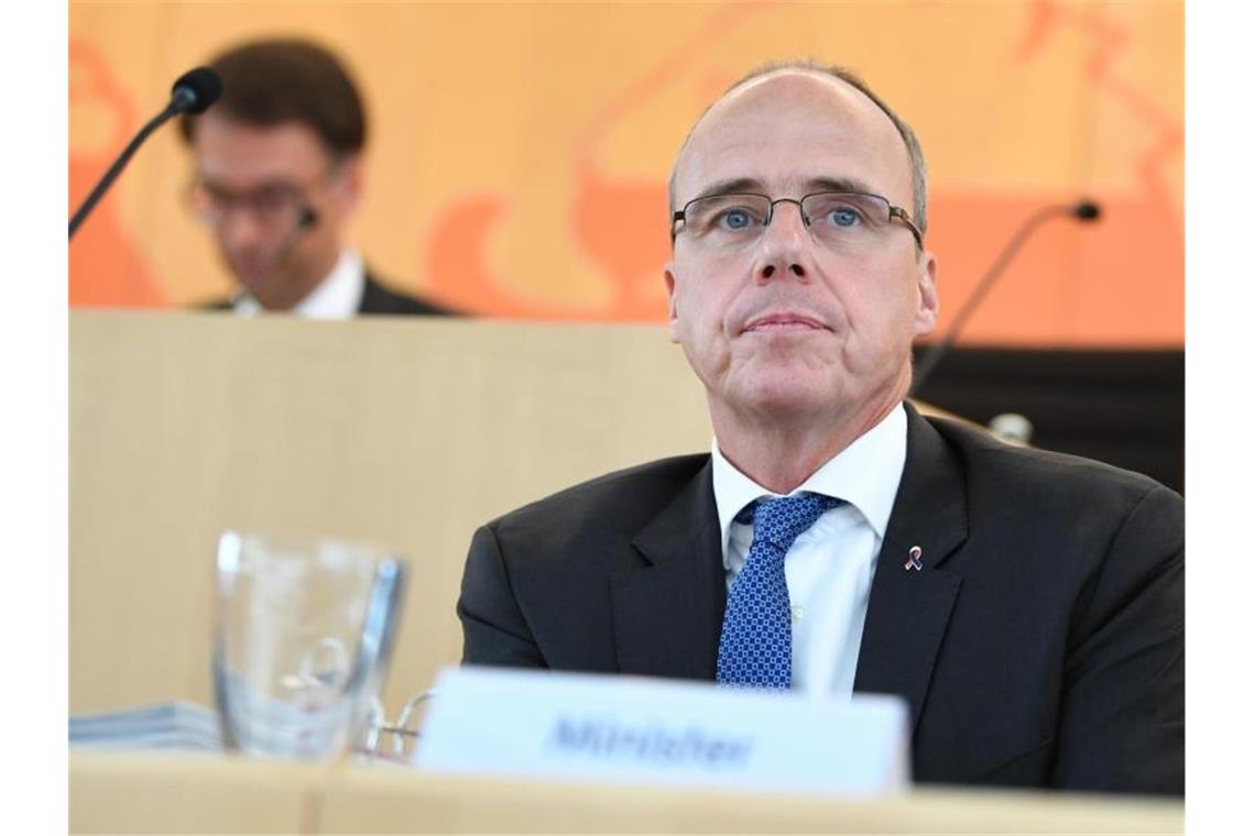 Hessens Innenminister Peter Beuth beantwortet Fragen im Innenausschuss des Landtags. Foto: Arne Dedert/dpa Pool/dpa