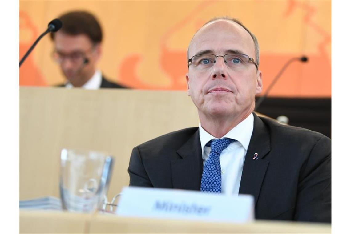 „NSU 2.0“: Beuth berichtet von 69 Drohschreiben Hessens Innenminister Peter Beuth beantwortet Fragen im Innenausschuss des Landtags. Foto: Arne Dedert/dpa Pool/dpa