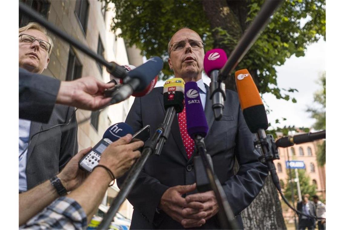 Achtjähriger und Mutter vor ICE gestoßen - Kind stirbt Hessens Innenminister Peter Beuth (CDU) äußert sich zu dem Vorfall im Frankfurter Hauptbahnhof. Foto: Frank Rumpenhorst
