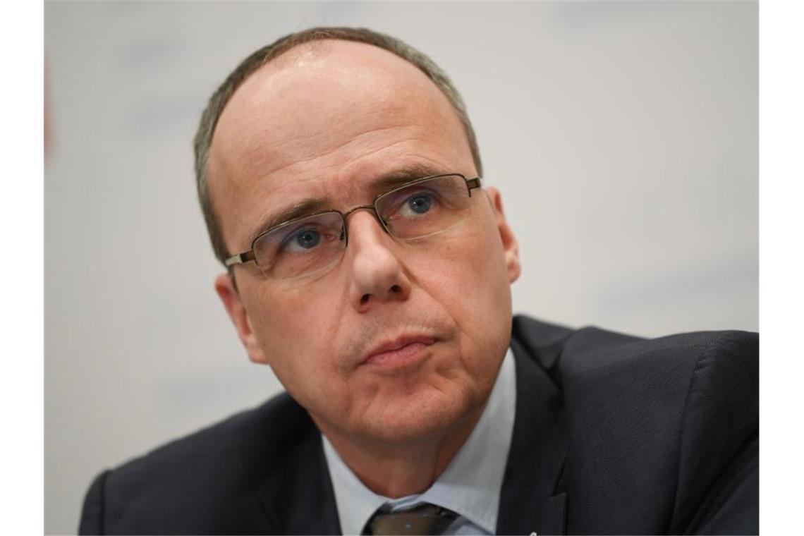 Hessens Innenminister Peter Beuth will einen Sonderermittler einsetzen. Foto: Arne Dedert/dpa