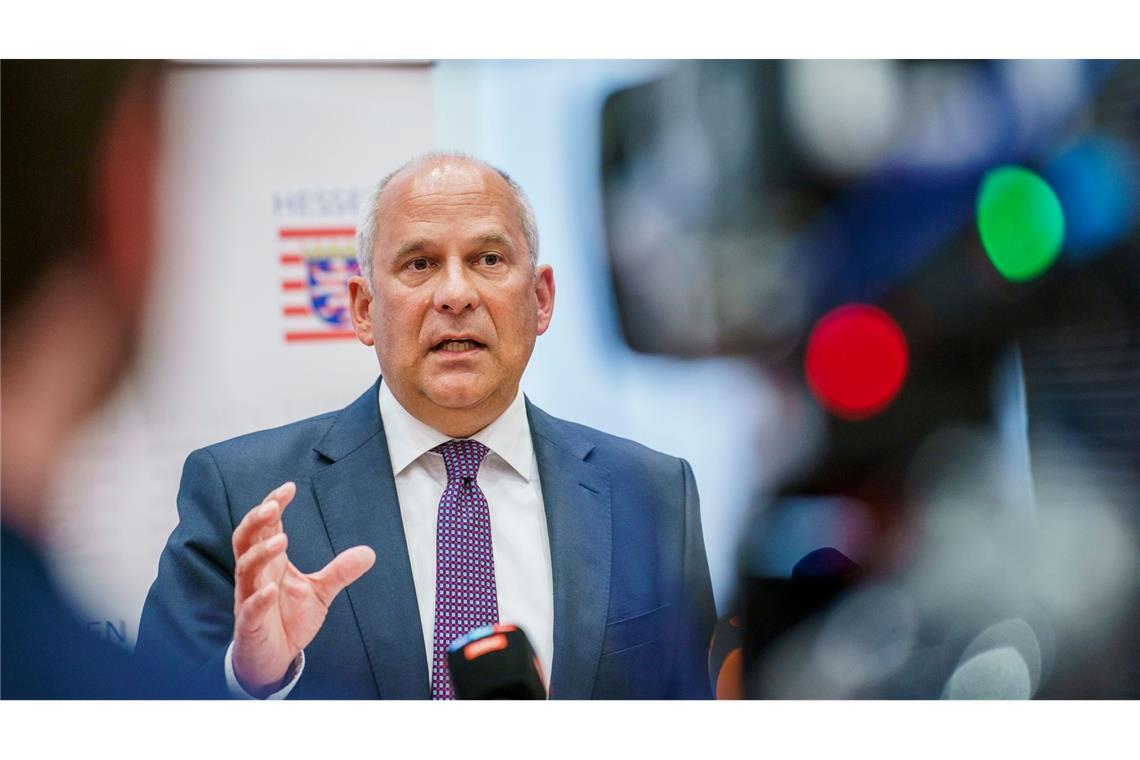 Gewalt bei Festnahmen - Ermittlungen gegen Polizisten Hessens Innenminister Roman Poseck (CDU) behält die weiteren Ermittlungen gegen 17 Frankfurter Polizisten im Blick.