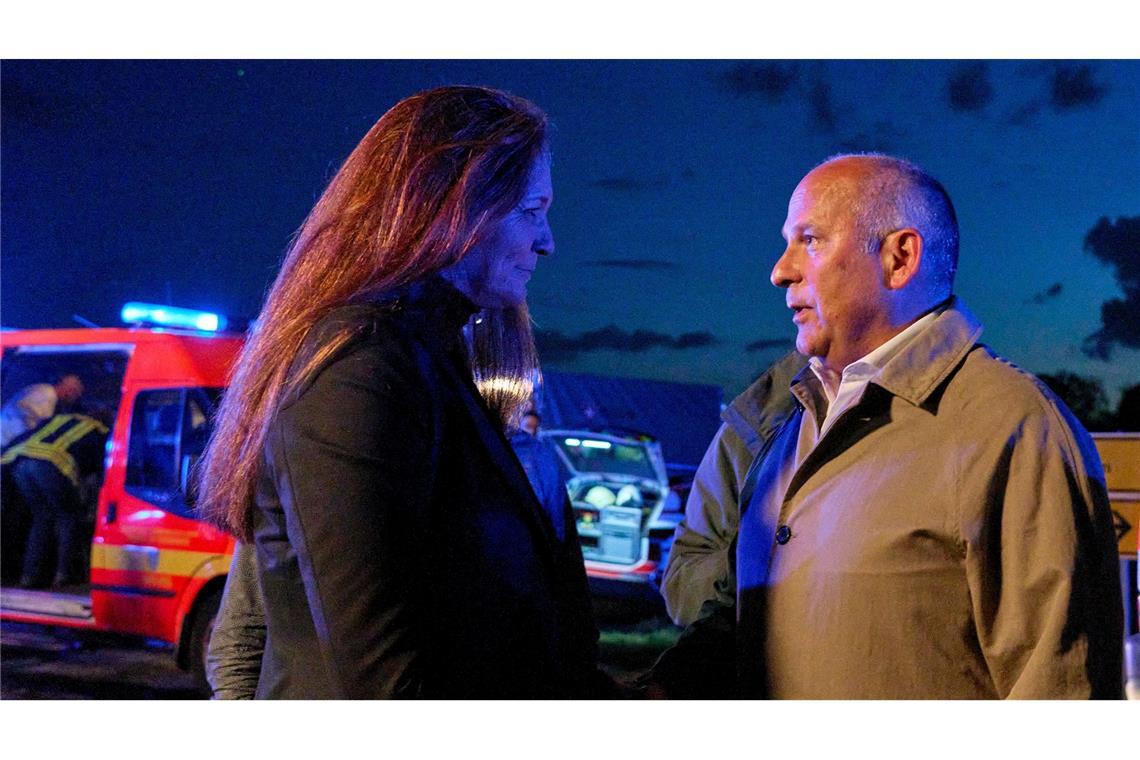 Hessens Innenminister Roman Poseck und Bürgermeisterin Antje Hachmann zeigen sich beide tief betroffen.