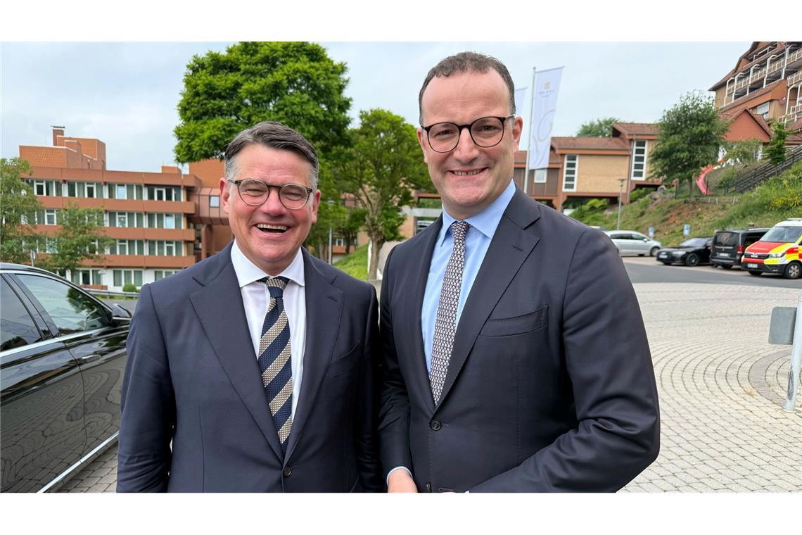 Hessens Ministerpräsident Rhein (CDU, l.) und Unionfraktionschef Spahn stellen sich auf dem Landesparteitag der hessischen CDU hinter Kanzler Merz.