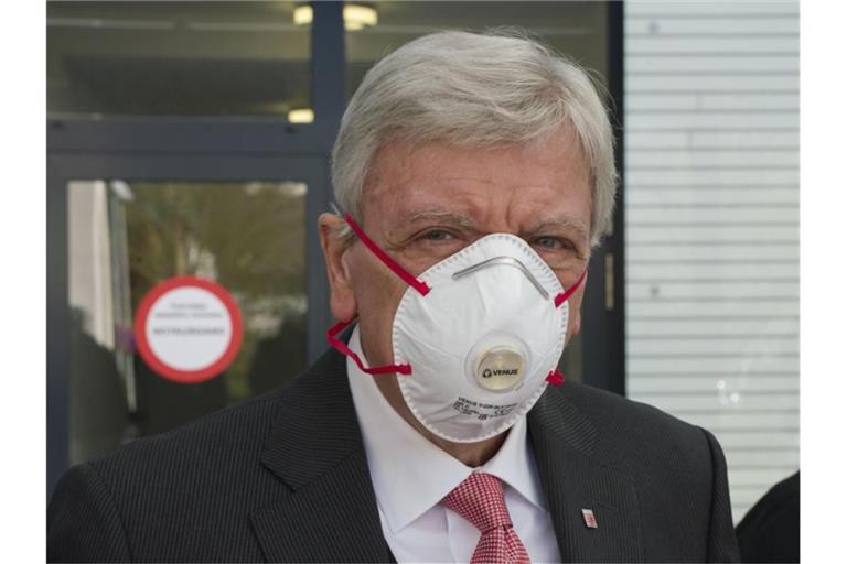 Hessens Ministerpräsident Volker Bouffier trägt Maske. Foto: Frank Rumpenhorst/dpa Pool/dpa/Archiv