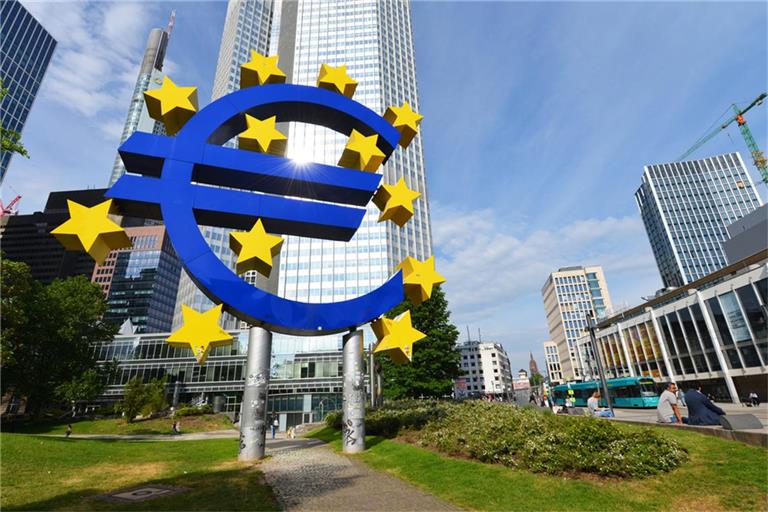 Heute, am 11.09.2025, verkündet die EZB Uhr ihre Zinsentscheidung. Alle Infos zu Uhrzeit, Leitzinsen, Prognosen und der Live-Pressekonferenz.