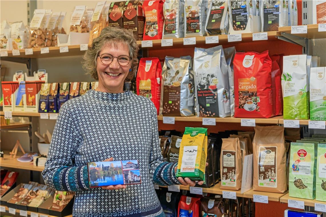 Heute befindet sich der Weltladen Murrhardt in der Sonnengasse – hier mit Silvia Kuhbach, die gerade Ladendienst hat. Foto: Stefan Bossow