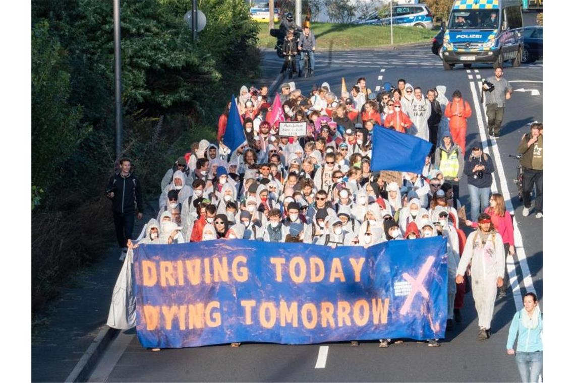„Heute fahren - morgen sterben“: Auf einem Transparent ist eine deutliche Warnung zuu lesen. Foto: Frank Rumpenhorst