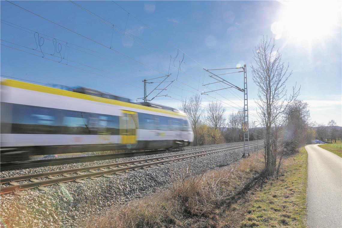 Frau wird von Zug erfasst Heute Morgen ist es bei Mittelrot zu einem Unglück gekommen: Eine Frau wurde von einem Zug erfasst und getötet. Foto: A. Becher