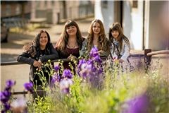 Heute sind sie meist zu viert unterwegs (von links): Alexandra Maass, Fenia Blaskic, Scarlett Maass und Avara Blaskic. Foto: Alexander Becher