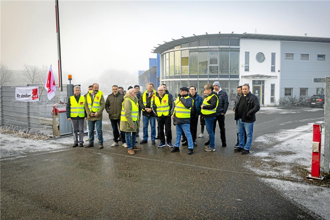 Die Busse bleiben im Rems-Murr-Kreis im Depot Heute steigen die Beschäftigten von OVR und FMO nicht in ihre Busse, sie streiken. Foto: Alexander Becher