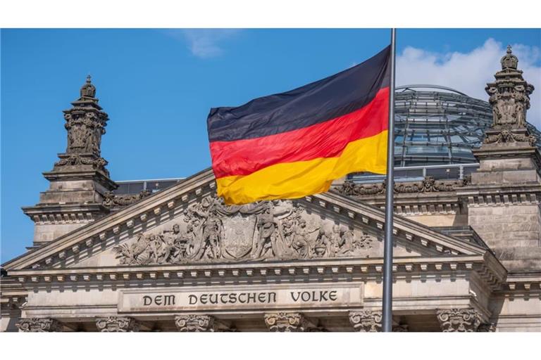 Heute wird bundesweit an öffentlichen Gebäuden geflaggt. Lesen Sie, was hinter der Beflaggung am 3. Oktober 2026 steckt und welche Vorgaben gelten.