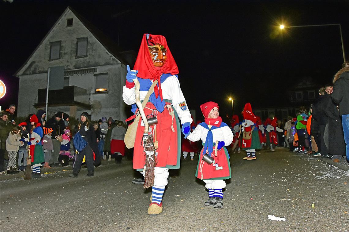 Hexen aus Sulzbach. Sulzbacher Carnevalsverein. Nachtumzug der Schbiallomba-Schl...