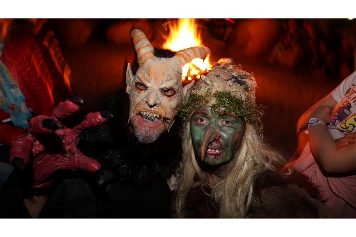 Hexennacht im Harz - Besucher feiern auf dem Hexentanzplatz in Thale Walpurgis.