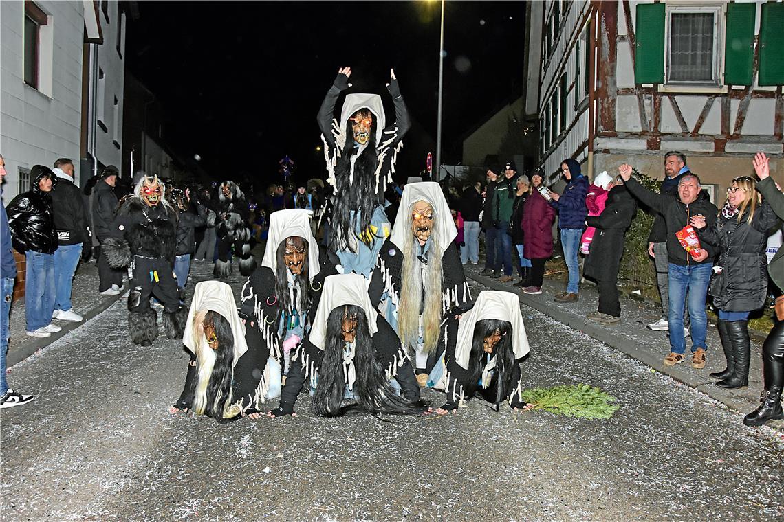 Hexenpyramide auf der Hauptstrasse. Nachtumzug der Schbiallomba-Schlotzer in Aue...