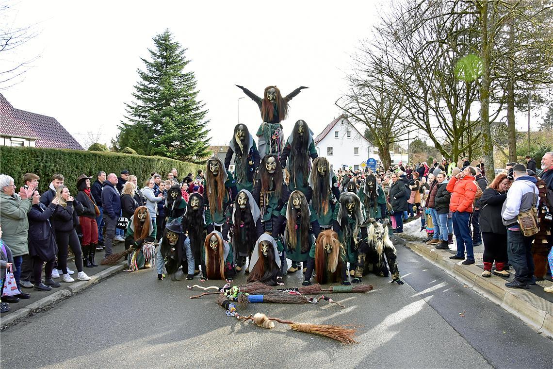 Hexenpyramide der Spiegelberger Wetzstoi-Hexa. Faschingsumzug in Althütte. SK