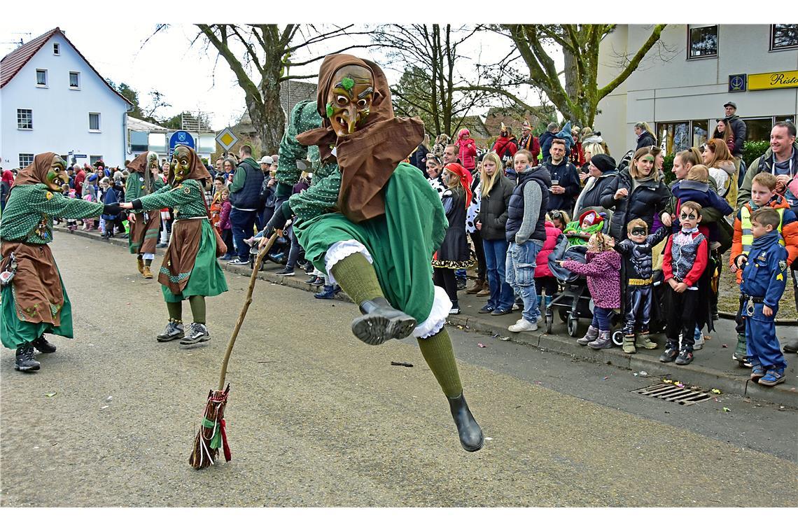 Hexensprung einer Wexhainer Hexe. Faschingsumzug in Althütte. SK