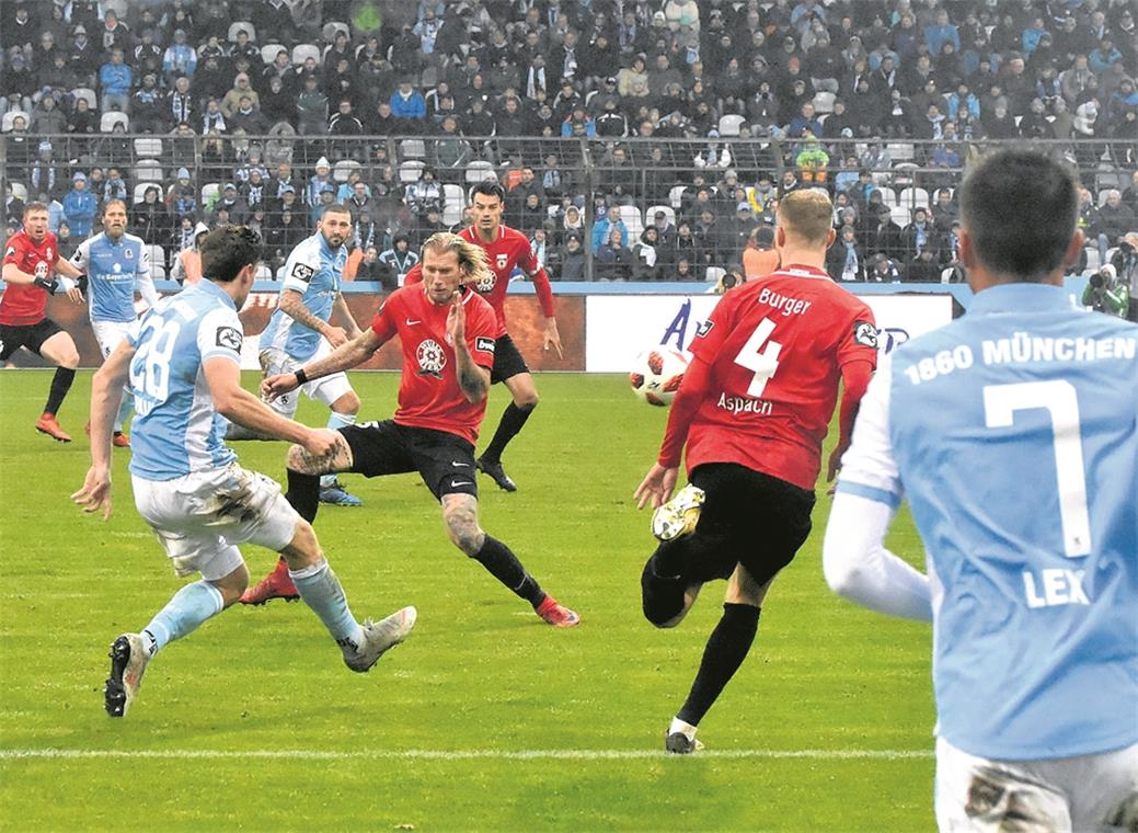 Hielten im Hexenkessel Grünwalder Stadion gut dagegen: Kai Gehring (Mitte) und seine Mitstreiter aus Großaspach. Die SG Sonnenhof schnupperte bis kurz vor Schluss sogar am zweiten Auswärtssieg der Saison. Am Ende war sie aber auch mit einem gerechten 2:2 zufrieden. Foto: T. Sellmaier