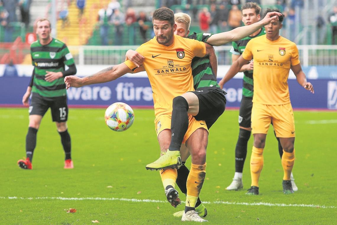 Hielten in Münster 90 Minuten dagegen und erzielten in Unterzahl noch den 1:1-Ausgleich: Kai Brünker und die SG Sonnenhof (gelbe Trikots). Foto: S. Sanders