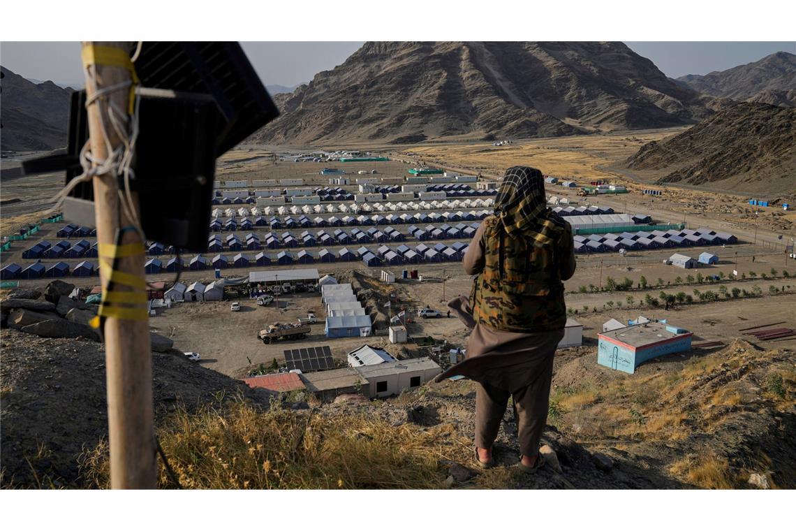Hier bewacht ein Taliban-Kämpfer in Afghanistan ein Lager mit aus Pakistan zurückgeführten Flüchtlingen. (Archivbild)