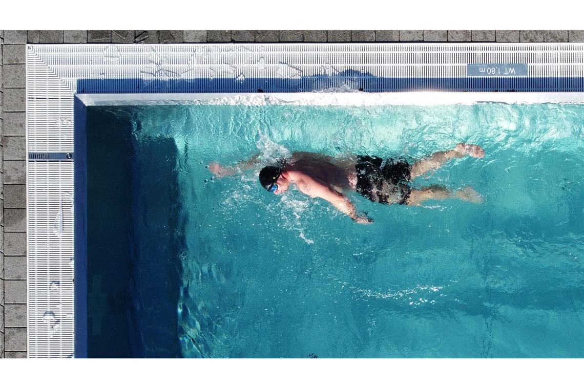 Hier braucht es warme Gedanken: Der Eisschwimmer Paul Bieber aus Lindau schwimmt im Freibad Veitsbronn.