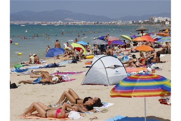 Hier darf weiter gequalmt werden: Touristen sonnen sich am Strand von El Arenal auf Mallorca. Foto: Clara Margais