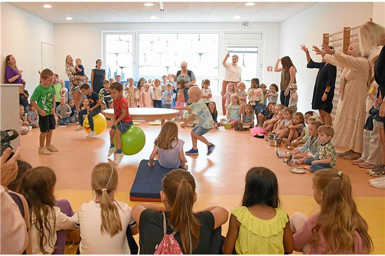 Hier dürfen die Kinder toben und hüpfen: Der neue Kindergarten Burgblick ist nun offiziell eingeweiht. Foto: Tobias Sellmaier