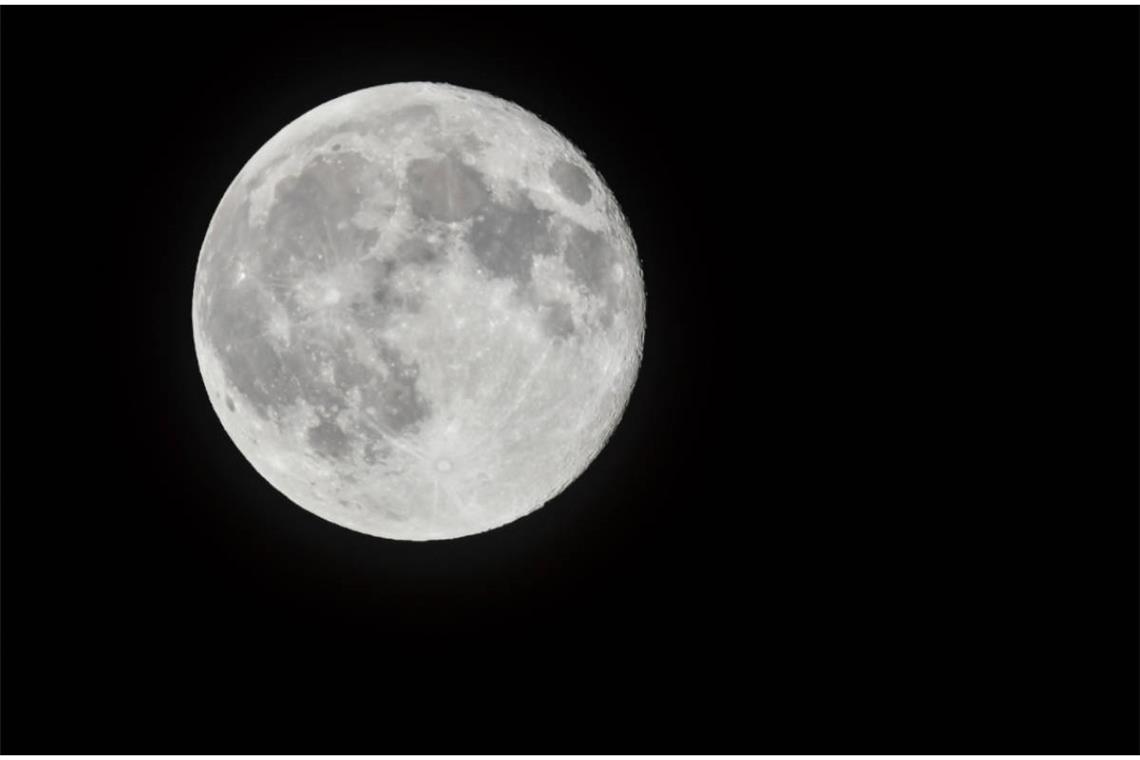 Hier erfahren Sie, wann genau Vollmond, Neumond & Mondfinsternis im März 2025 sind. Alles Wichtige zum Mondkalender im Überblick.