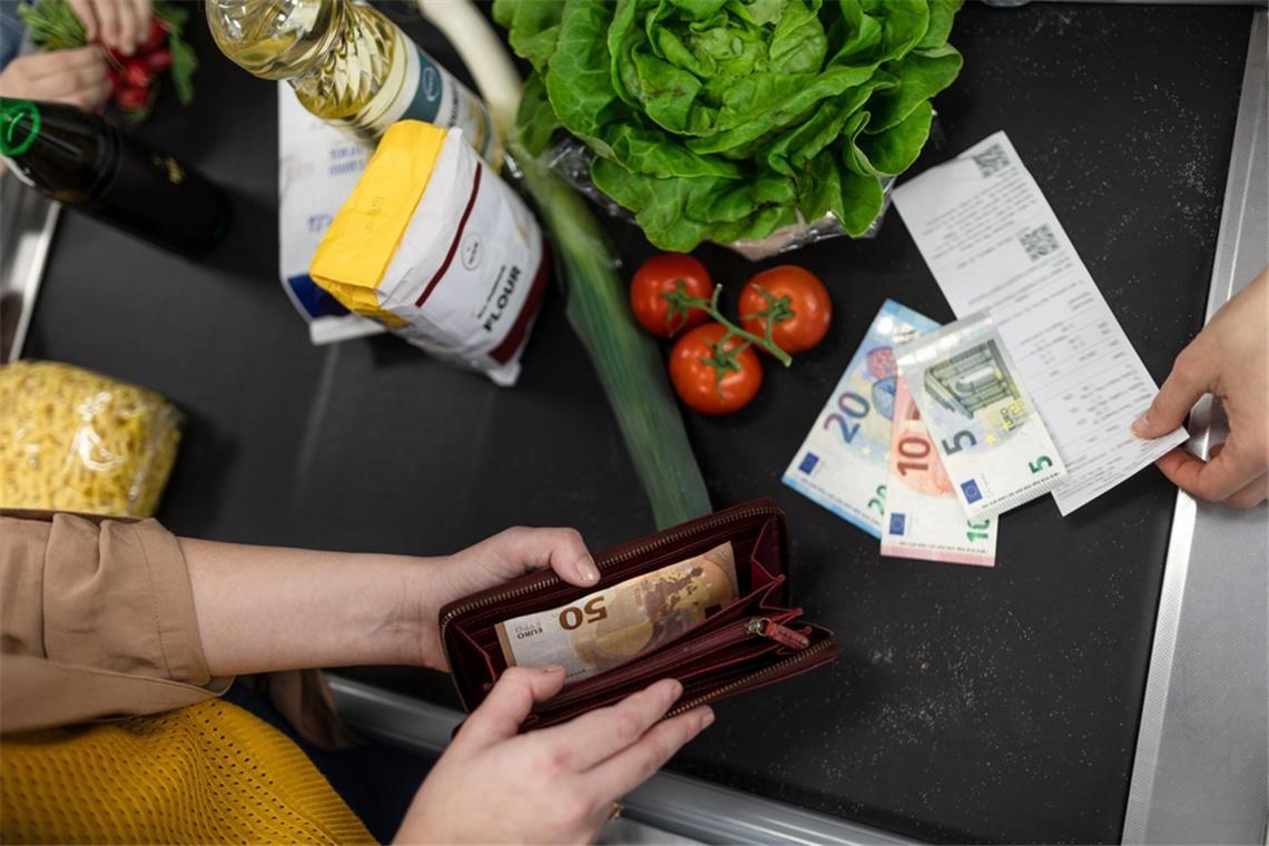 Diese Discounter & Supermärkte zahlen Bargeld aus Hier erfahren Sie, welche Supermärkte beim Einkauf Bargeld auszahlen. Alle Discounter im Überblick.