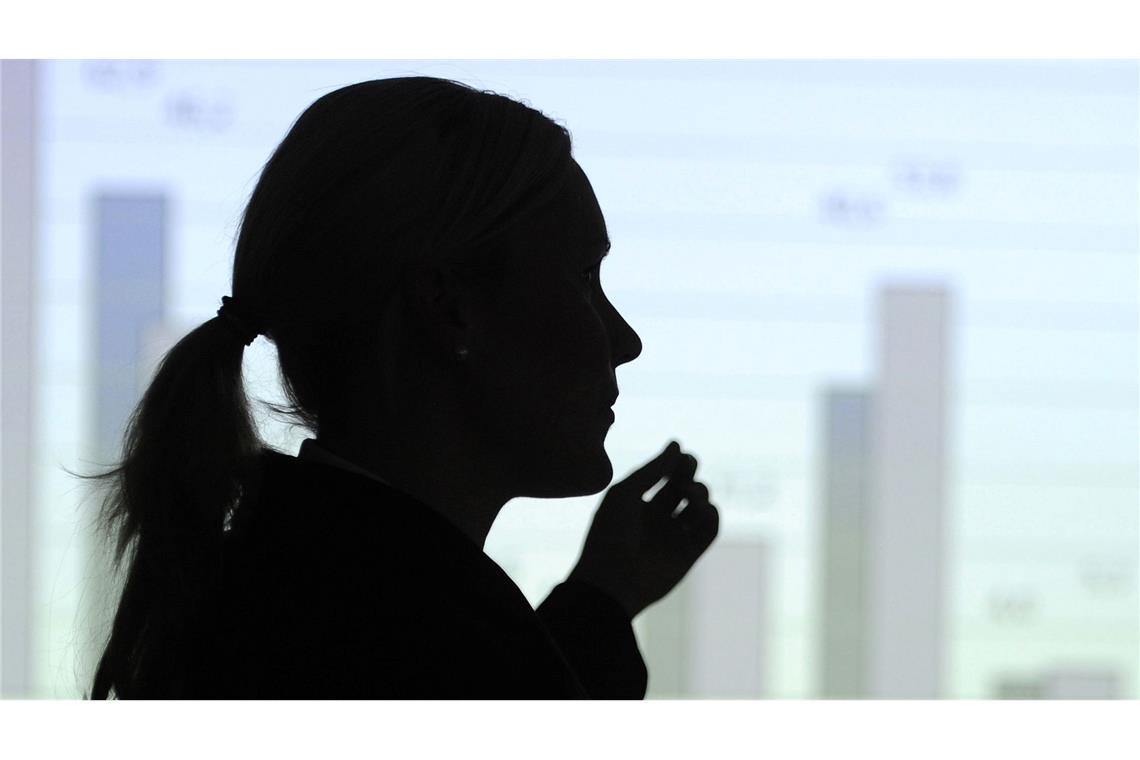 Hier erklärt eine Frau eine Statistik an der Wand - vielleicht eine Mutter, die sich bald um ihre Kinder kümmern muss? (Illustration)