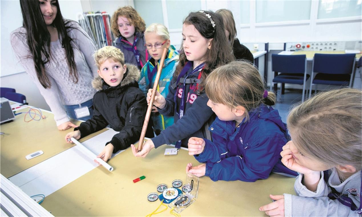 Hier geht es um Magnetismus: Kinderuni-Plus-Studenten experimentieren 2016 bei Tesat-Spacecom.