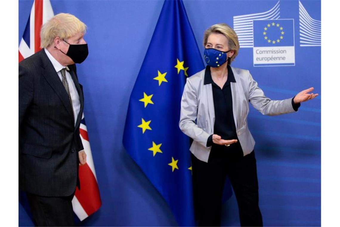 Brexit: London bereitet No-Deal in Kent vor Hier gehts lang: EU-Kommisonschefin Ursula von der Leyen zeigt Boris Johnson wo es langgeht. Foto: Olivier Hoslet/Pool EPA/AP/dpa
