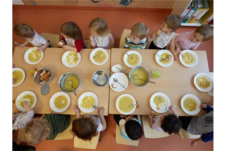 Hier gibt es Kartoffelsuppe: Die Krippen-Kinder einer Kita essen zu Mittag. Foto: Georg Wendt