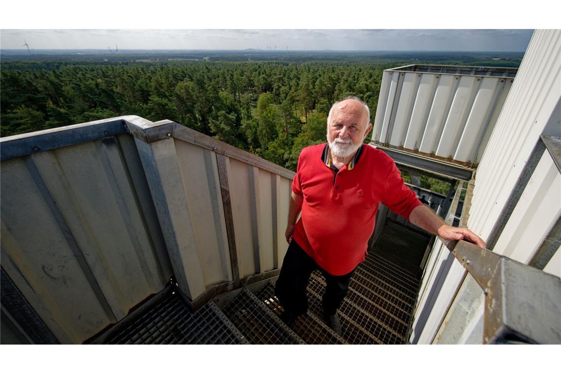 Auf dem Turm im Wald - Rudolf Hoffmann ist Feuerwächter Hier gibt es keinen Aufzug und auch kein WC. Feuerwächter Rudolf Hoffmann macht diese Arbeit seit sieben Jahren. Der Naturschutz ist seine Motivation.