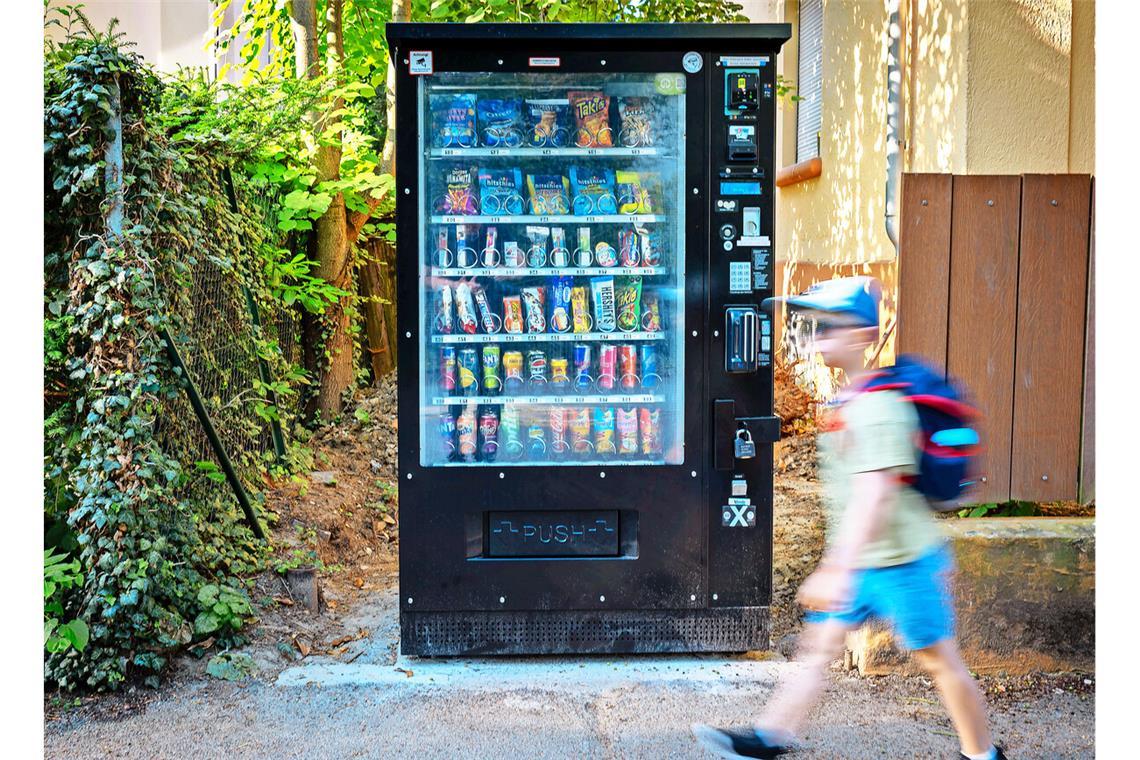 Gelbe Karte für Automaten bei Schulen Hier gibt’s nicht nur harmlose Pausen-Snacks: der Verkaufsautomat beim Fanny-Leicht-Gymnasium