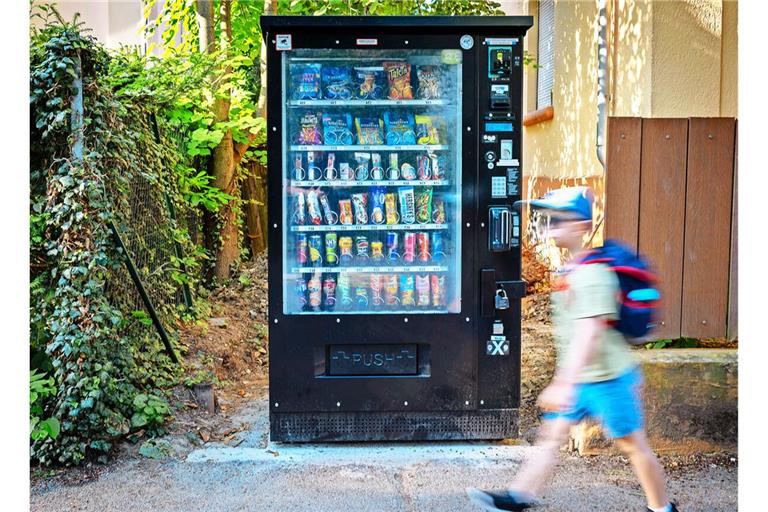 Hier gibt’s nicht nur harmlose Pausen-Snacks: der Verkaufsautomat beim Fanny-Leicht-Gymnasium