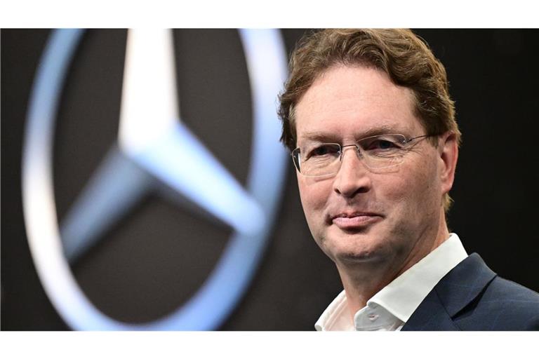 Hier glänzt der Stern noch neben Mercedes-Chef Ola Källenius. Mittlerweile ist er minimalistisch weiß.