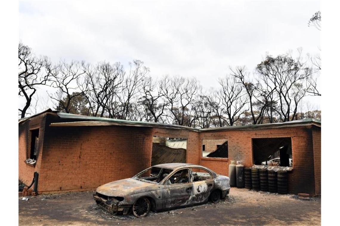 Hier haben sich die Flammen schon alles Brennbare geholt: Ein ausgebranntes Auto in Balmoral, etwa 120 Kilometer südwestlich von Sydney. Foto: Mick Tsikas/AAP/dpa
