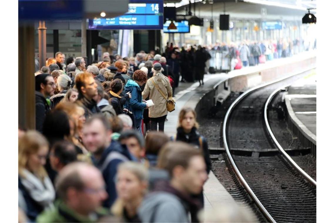 EU-Staaten gegen Bahn-Entschädigungen bei höherer Gewalt Hier hatte Sturmtief „Mortimer“ zugeschlagen: Reisende in Hamburg, nachdem die Bahn Teile des Fernverkehrs im Norden eingestellt hatte. Foto: Bodo Marks/dpa/Archiv
