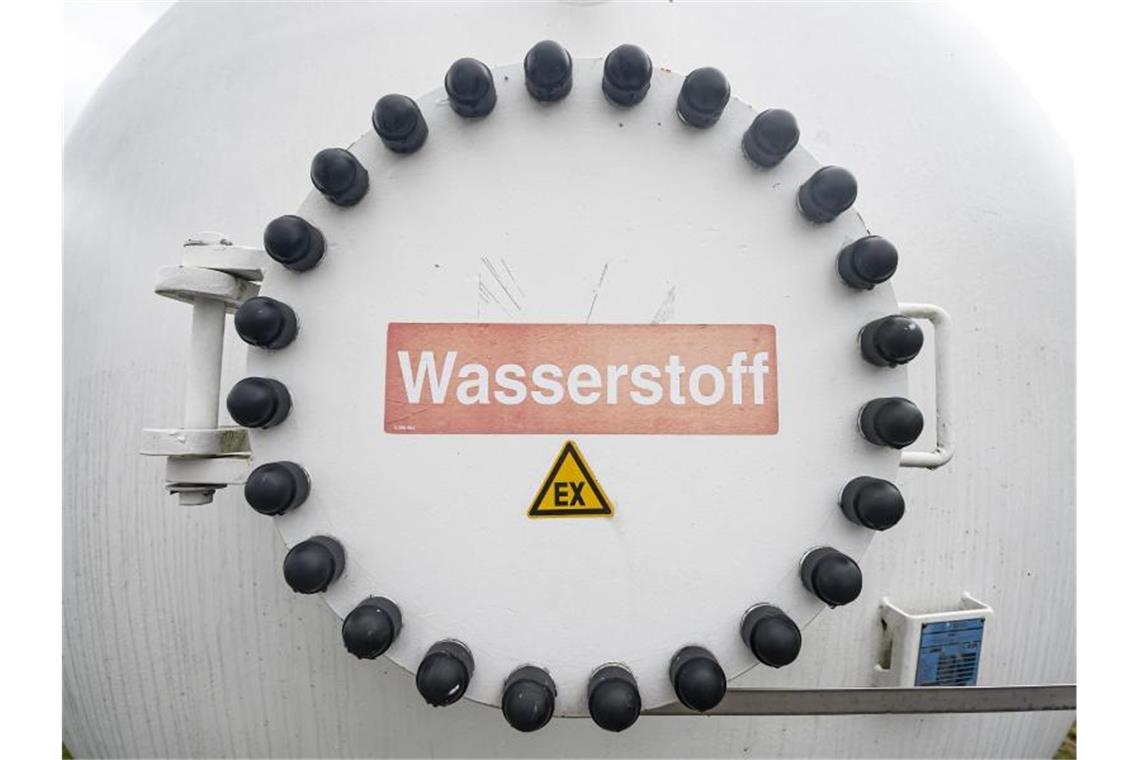 Wissenschaftler: Grüner Wasserstoff noch viele Jahre knapp Hier im Enertrag-Hybridkraftwerk in Prenzlau wird grüner Wasserstoff aus Windstrom hergestellt. Foto: Fabian Sommer/dpa
